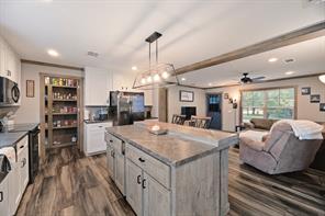 501 W 3rd Street - Photo 10
